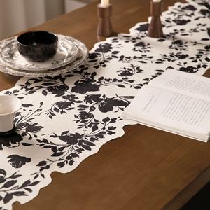 RichesBase OEM Design original <span class=keywords><strong>Chemin</strong></span> <span class=keywords><strong>de</strong></span> <span class=keywords><strong>table</strong></span> imprimé vintage Décoration <span class=keywords><strong>Chemin</strong></span> <span class=keywords><strong>de</strong></span> <span class=keywords><strong>table</strong></span> à manger à fleurs personnalisé avec bord irrégulier - Product Image 2