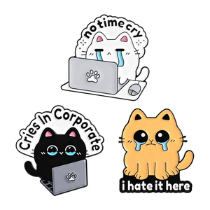 Broche en émail personnalisée « Chat de bureau mignon qui travaille dur, pas <span class=keywords><strong>le</strong></span> temps de pleurer » – Cries In Corporate « J'aime pas ça ici » – Badge de revers, bijou, cadeau - Product Image 1