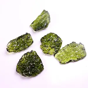 Vente en gros de pierre brute géologique verte Moldavite cristal de guérison en verre pierre brute