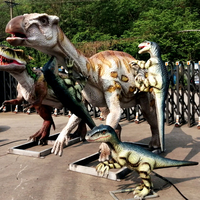 Reconstruction de Scène de Chasse : Attaque de Raptores Animatroniques sur Iguanodon, Dinosaures Robotiques Artisanaux