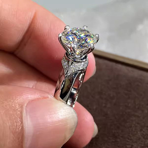 Anello di Fidanzamento da Donna T0843 in Oro Bianco con Diamante Taglio Brillante Rotondo Colore G Naturale e Diamanti Laterali - Product Image 6