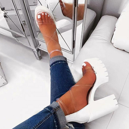 Rescata los zapatos con plataforma o tacón en plástico, ¡vuelven y será la  tendencia reina!