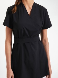 Uniforme Professionale Femminile di Alta Gamma OEM con Scollo a V e Lacci per Spa, Abbigliamento da <span class=keywords><strong>Lavoro</strong></span> Elegante per Salone di Bellezza e Hotel - Product Image 3