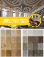 Plafond suspendu en aluminium perforé à effet bois, résistant au feu, avec installation de grille de plafond pour toilettes et stations