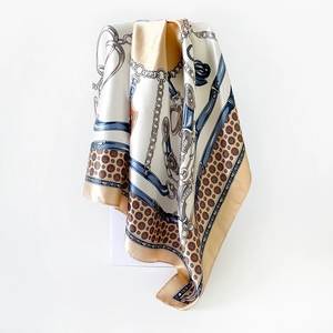 Sciarpe in Seta Satinata Stampata a Quadri Personalizzate OEM di Fabbrica per Donne, Lussuosa <span class=keywords><strong>Bandana</strong></span> per la Testa 90cm, Hijab Quadrato Malese - Product Image 2