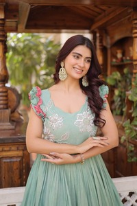 Robe de créateur en coton pastel la plus vendue avec broderies de perles et manches à double volant pour femme, disponible à la vente - Product Image 3