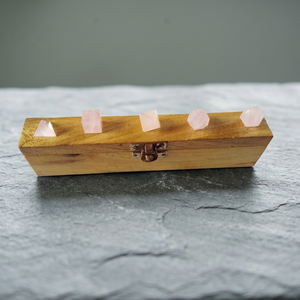 Juego de 5 Piedras Preciosas de Cuarzo Rosa, Geometría Platónica, Caja de Madera, Cristales Curativos, Meditación, Feng Shui, Hecho a Mano - Product Image 3