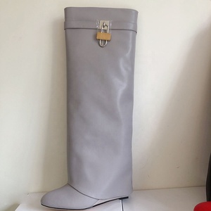 Fornitori all'Ingrosso di Scarpe Stivali Alti al Ginocchio con <span class=keywords><strong>Zeppa</strong></span> per Polpaccio Largo Alla Moda con Risvolto e Chiusura a Lucchetto Shark Lock Inverno 2023 - Product Image 5