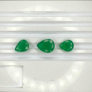 Lot de 3 pierres précieuses vertes en émeraude naturelle de Zambie, taille poire facettée, 29,73 carats, pour la fabrication de bijoux fins - Product Image 1