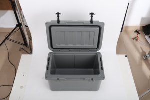 Glacière rigide rotomoulée 65L en PE, design personnalisé, avec coussins <span class=keywords><strong>de</strong></span> siège intégrés, isotherme pour le stockage alimentaire, la navigation <span class=keywords><strong>de</strong></span> plaisance, le camping et les barbecues - Product Image 4