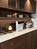 Buffet moderne, armoire de rangement en bois sur mesure avec éclairage LED et porte vitrée pour salle à manger