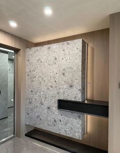 Paneles de Puerta con Textura de Piedra y Efecto Agua para <span class=keywords><strong>Entrada</strong></span> Personalizada, con Estantes Flotantes Negros e Iluminación Oculta - Product Image 4