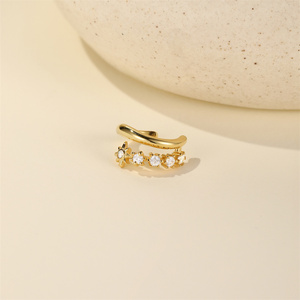Pendiente de Oreja Minimalista y Elegante de Plata S925 con Estrella de Ocho Puntas y Flor de Cuatro Pétalos con Circonita 5A, Diseño sin Perforación - Product Image 2