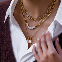 Collier J&D élégant en zircon cubique, acier inoxydable plaqué or 18 carats, collier à chaîne géométrique classique en zircone carrée