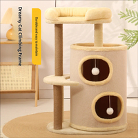 Arbre à chat en bois avec structure d'escalade, maisonnette fermée, planche à gratter en sisal à deux niveaux et boule suspendue, toutes saisons