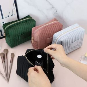 Sac cosmétique matelassé en velours personnalisable avec fermeture éclair, grande capacité, pour femmes - Product Image 2