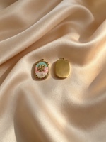Pendentif ovale en émail coloré YWXS plaqué or avec bord martelé et détails de perles, breloque feuille en émail, collier vintage en métal à faire soi-même