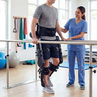 Exosquelette robotique intelligent pour adultes, pour l'entraînement à la marche et l'assistance à la marche, avec stabilisation pour les pas avant.
