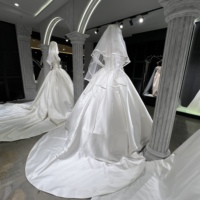 Robe de mariée de luxe moderne en satin ivoire, sans bretelles, longueur ras du sol, ornée de perles et de dentelle, avec voile en dentelle, taille personnalisée, OEM ODM disponible