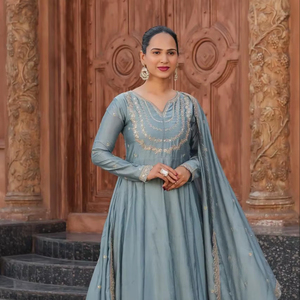 Lancement d'un nouveau pantalon de soirée de marque avec un ensemble Dupatta Lancement d'une belle robe de travail brodée avec une longue touche - Product Image 1