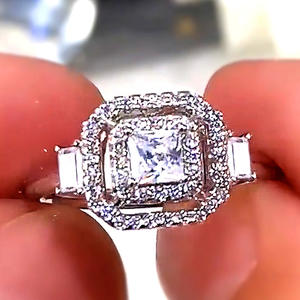 Anillo de Diamantes Corte Princesa F774 en Oro Blanco con Piedras Laterales Baguette Naturales Color D para Compromiso - Product Image 1