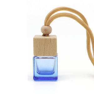 Flacon de parfum pour voiture en verre carré bleu givré de 8 ml avec bouchon en métal argenté - Product Image 3