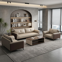 Canapé de bureau moderne en cuir beige, décoration minimaliste pour un salon d'affaires sophistiqué, espace de réception