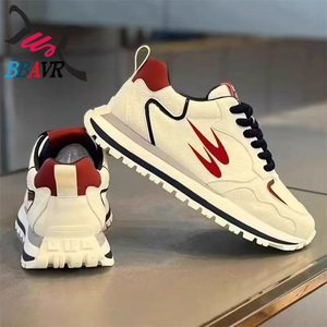 Baskets blanches tendance pour hommes, style décontracté printanier, avec plateforme antidérapante et doublure en maille, idéales pour les étudiants - Product Image 1