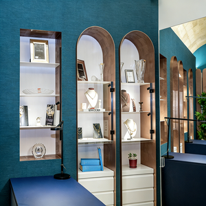 Vitrina de exhibición de lujo moderna y minimalista con iluminación LED, arco de vidrio con marco dorado - Product Image 5