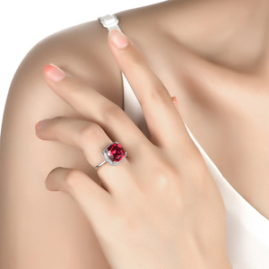 5.85 Carat Solitaire Cushion Cut 10Mm * 10Mm Tạo <span class=keywords><strong>Ruby</strong></span> 925 Sterling Silver Mạ Vàng Đá Quý Nhẫn - Product Image 2