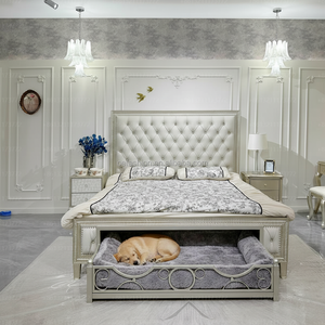 Lit capitonné en bois massif couleur champagne argenté de luxe OE FASHION avec lit pour animaux coulissant intégré, taille King, pour projet hôtelier 40HQ - Product Image 1