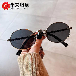 Lunettes de soleil ovales Qianai pour femmes, monture dorée, verres PC, protection UV 100%, tendance, pour sorties et fêtes - Product Image 1