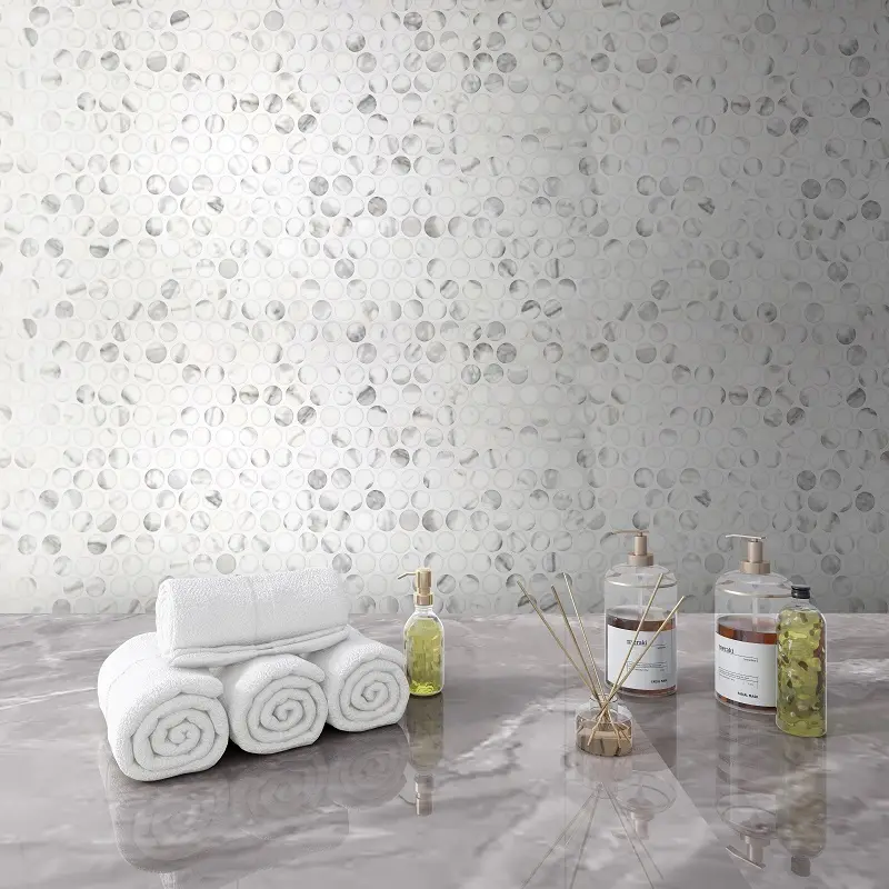 Sunwings geri dönüşümlü cam mozaik çini | Abd'de stok | Beyaz Carrara Penny yuvarlak mermer mozaikler duvar ve zemini görünüyor