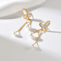 Boucles d'oreilles clous en acier inoxydable plaqué or 18 carats avec coquillage et pendentif papillon en fausse perle