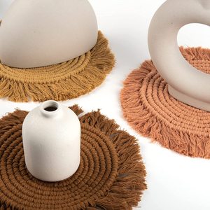 <span class=keywords><strong>Set</strong></span> <span class=keywords><strong>de</strong></span> 3 sous-verre en <span class=keywords><strong>macramé</strong></span> avec pampilles rondes, <span class=keywords><strong>Set</strong></span> <span class=keywords><strong>de</strong></span> <span class=keywords><strong>table</strong></span> en corde <span class=keywords><strong>de</strong></span> coton, sous-verre Boho, plats chauds faits à la main, 10 pouces - Product Image 3