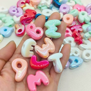 <span class=keywords><strong>Perles</strong></span> acryliques alphabet de couleur unie, revêtement UV, forme irrégulière, trou traversant, pour la fabrication de sangles de téléphone, chaînes de sac, artisanat, vente en gros - Product Image 5