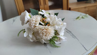 Bouquet de fleurs artificielles roses, marguerites et hortensias synthétiques blancs à 8 têtes, 31 cm, idéal pour centres de table, hôtels, boutiques, Noël, Pâques - Vente chaude