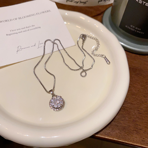 Collier ras du <span class=keywords><strong>cou</strong></span> en acier titane ultra flash Pendentif classique <span class=keywords><strong>de</strong></span> niche <span class=keywords><strong>de</strong></span> luxe Chaîne <span class=keywords><strong>de</strong></span> clavicule Perle <span class=keywords><strong>de</strong></span> synchronisation rotative pour la <span class=keywords><strong>course</strong></span> <span class=keywords><strong>à</strong></span> <span class=keywords><strong>pied</strong></span> - Product Image 2