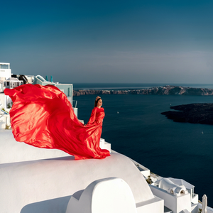 Robe longue de soirée élégante et luxueuse pour femme, rouge cramoisi vibrant, en satin de soie, avec une traîne extra longue et fluide, pour un look spectaculaire. - Product Image 1