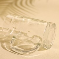 Klassieke luxe transparante bierglas met handvat, machinaal geperst voor feestjes.