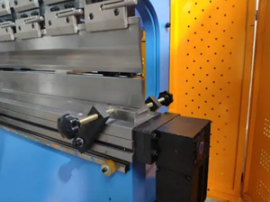 Máquina dobladora de prensa de chapa de acero inoxidable hidráulica completamente automática controlada por CNC - Product Image 4