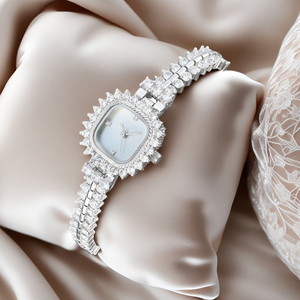 Montre sur mesure élégante et délicate avec sertissage à griffes, cadran en nacre et bracelet en laiton réglable pour femme - Product Image 4