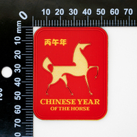 Patch en silicone personnalisé, forme carrée arrondie, logo du cheval du zodiaque chinois rouge-or, badge en caoutchouc auto-adhésif pour accessoires de sac à dos
