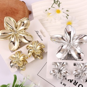 Nuevo Juego de 3 Pinzas para el Cabello con Forma de Flor, Color Degradado, Pinza de Plástico con Diseño Floral para un Accesorio de Moda para Vacaciones - Product Image 3