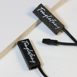 สายแขวนแท็กพีวีซีลายนูนสำหรับรองเท้าและกระเป๋าพร้อมป้ายกาวและเคลือบแว็กซ์โลโก้ออกแบบได้ตามที่ต้องการ - Product Image 2