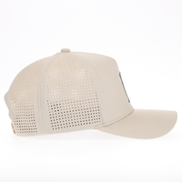 Topi Golf 5 Panel Custom Warna Khaki Muda dengan Embos Silikon, Laser Perforasi, Pinggiran Melengkung, dan Struktur Snapback