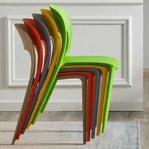 Ucuz fiyat toptan renkli istiflenebilir mutfak sandalyesi PP plastik yemek sandalyeleri restoran için