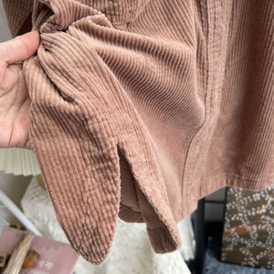 Camicette di velluto a coste da <span class=keywords><strong>donna</strong></span> su misura OEM camicie Oversize a maniche lunghe marroni a maniche lunghe con collo alto top Casual autunno inverno - Product Image 5