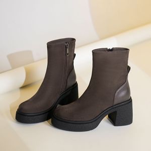 Bottines Y91258 en Faux Daim à Talon Carré et Bout Rond, Bottes Tendance pour Femmes, Hauteur Augmentée de 5CM-8CM, Semelle Extérieure en Caoutchouc - Product Image 1