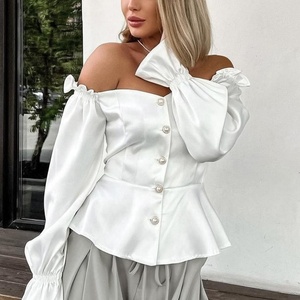 <span class=keywords><strong>Camicetta</strong></span> <span class=keywords><strong>a</strong></span> maniche lunghe in pizzo elegante da donna in stile bianco Dirndl alla moda all'uncinetto Sexy con <span class=keywords><strong>scollo</strong></span> <span class=keywords><strong>a</strong></span> <span class=keywords><strong>barca</strong></span> <span class=keywords><strong>a</strong></span> spalle scoperte - Product Image 2